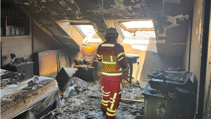 Bombero en la vivienda incendiada en San Lorenzo de El Escorial