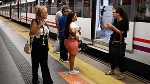 Pasajeros esperan en el andén el restablecimiento de la circulación.