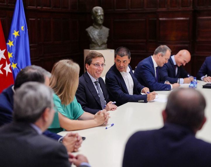 Almeida firma el nuevo acuerdo laboral de la Policía Municipal tras superar las discrepancias sobre el preacuerdo