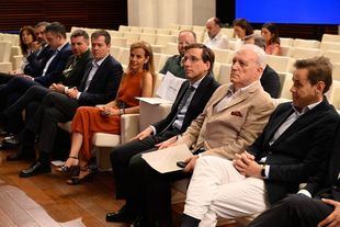 José Luis Martínez Almeida, alcalde de Madrid acompañado del vicepresidente de Exceltur, Óscar Perelli del Amo; del presidente de la Asociación Empresarial Hotelera de Madrid (AEHM), Gabriel García Alonso; del viceconsejero de Cultura, Turismo y Deporte de la Comunidad de Madrid, Luis Martín y de Almudena Maíllo, concejala de Turismo del Ayuntamiento de Madrid