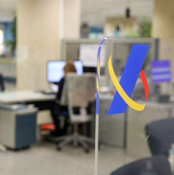 Una empleada trabaja en una oficina de la Agencia Tributaria