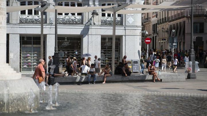 Turistas evitando el calor en la Puerta del Sol
