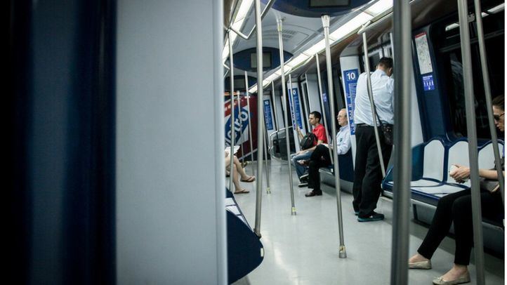 Interior de un vagón de la línea 10
