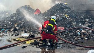 Un incendio afecta a basura y plásticos junto a una nave industrial de Loeches