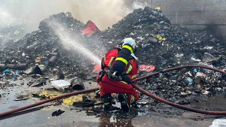 Un incendio afecta a basura y plásticos junto a una nave industrial de Loeches