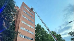 Los Bomberos extinguen un incendio en la azotea de la Facultad de Derecho de la UCM