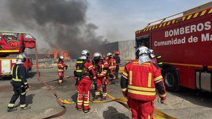 Bomberos de la Comunidad trabajan en el incendio de una nave de aluminio en Ciempozuelos.