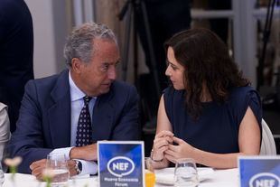Isabel Díaz Ayuso presenta el encuentro informativo de Nueva Economía Fórum protagonizado por el presidente de la Asamblea de Madrid, Enrique Ossorio