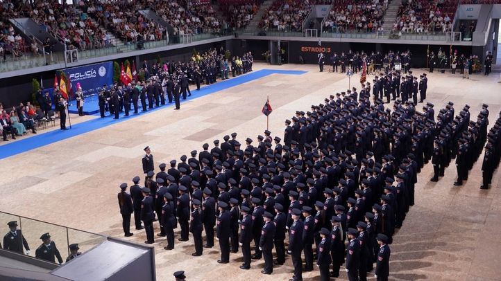 El alcalde entrega los despachos a los nuevos policías municipales