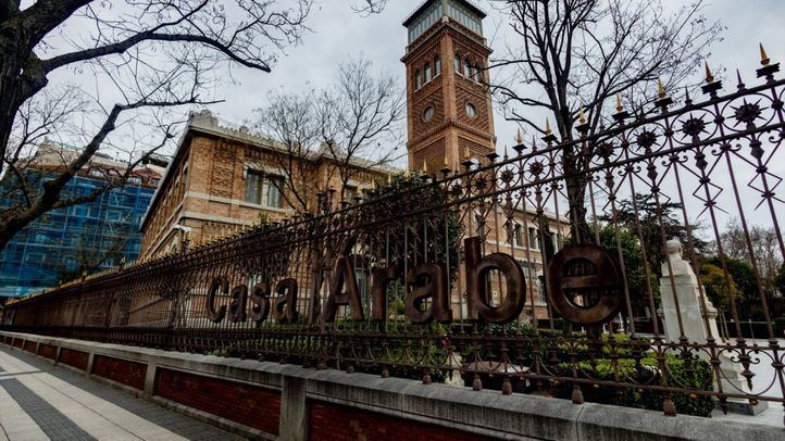 Alumnos de Casa Árabe piden a Almeida que reconsidere el desalojo: 'En dos meses no pueden desmantelar lo que hay'