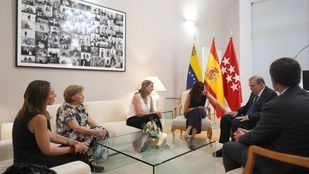 Isabel Díaz Ayuso con Edmundo González antes del acto de homenaje a Venezuela tras los terremotos