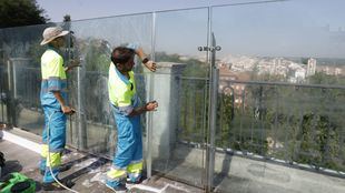Madrid renueva los vinilos protectores del viaducto de Bailén