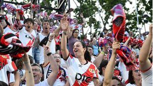Ambiente en el estadio de Vallecas para ver el la final europea del Rayo
