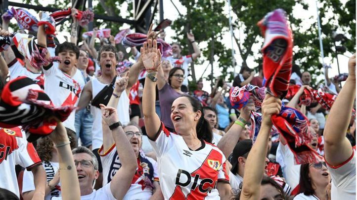 Ambiente en el estadio de Vallecas para ver el la final europea del Rayo