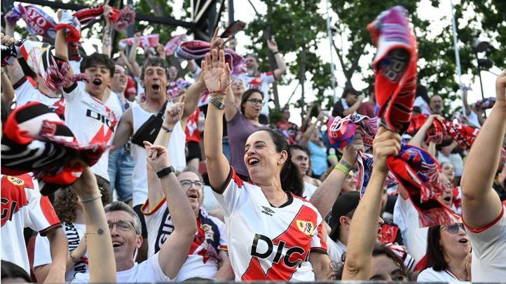 Ambiente en el estadio de Vallecas para ver el la final europea del Rayo