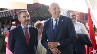 A la derecha, Asensio Martínez, alcalde de Sevilla la Nueva.