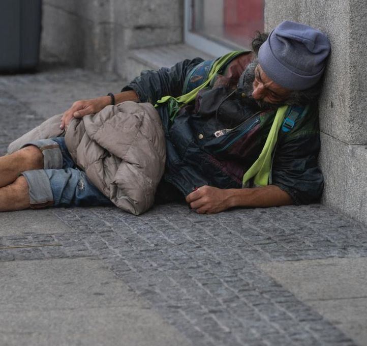 Una persona durmiendo en la calle