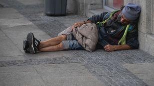Una persona durmiendo en la calle