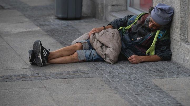 Una persona durmiendo en la calle