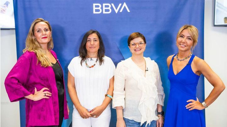De izquierda a derecha, la cofundadora de Las Diez de Musas, Sara Musallan; la coordinadora de Emprendimiento de la Cámara de Comercio de Madrid, Elena Pérez; la fundadora de Yam Yam Cacao,Tabatha Spitarelli, y la especialista en Franquicias y Convenios de BBVA, Cari García.