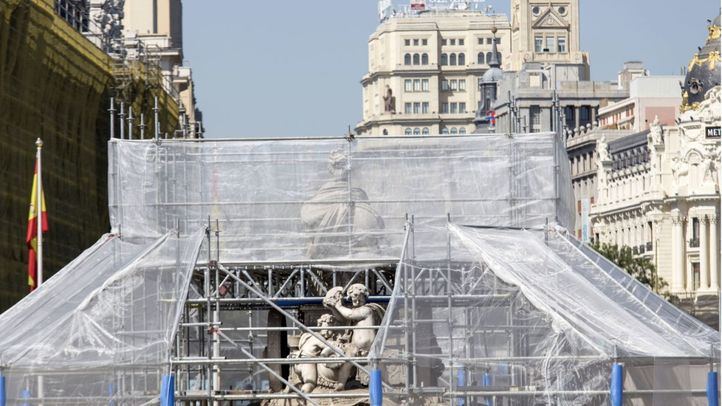 Andamios alrededor de la fuente de la Cibeles
