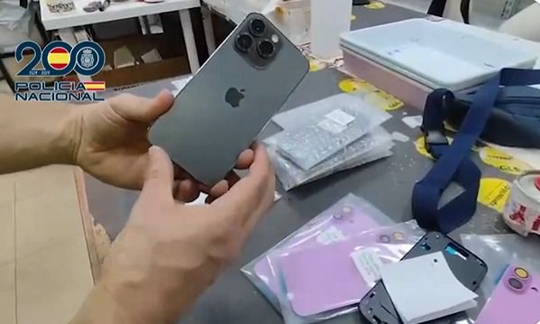 Productos falsificados hallados en una nave desmantelada en Fuenlabrada