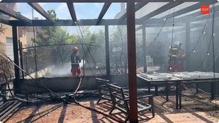 Bomberos sofocan un fuego iniciado en las arizónicas de un chalet en Villanueva de la Cañada