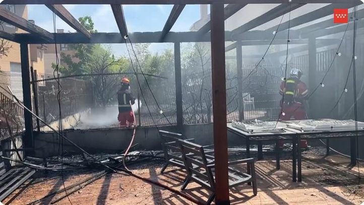 Los bomberos apagan un incendio en Villanueva de la Cañada