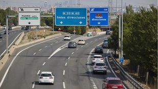 Vehículos circulando por la autovía A-4.