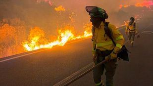 Mensajes de apoyo y minuto de silencio por las víctimas del incendio de Los Gallardos (Almería)