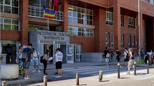 Alumnos en el exterior de la Facultad de Ciencias Matemáticas esperando al comienzo del examen de la convocatoria extraordinaria de selectividad, en la Facultad de Ciencias Matemáticas de la UCM.