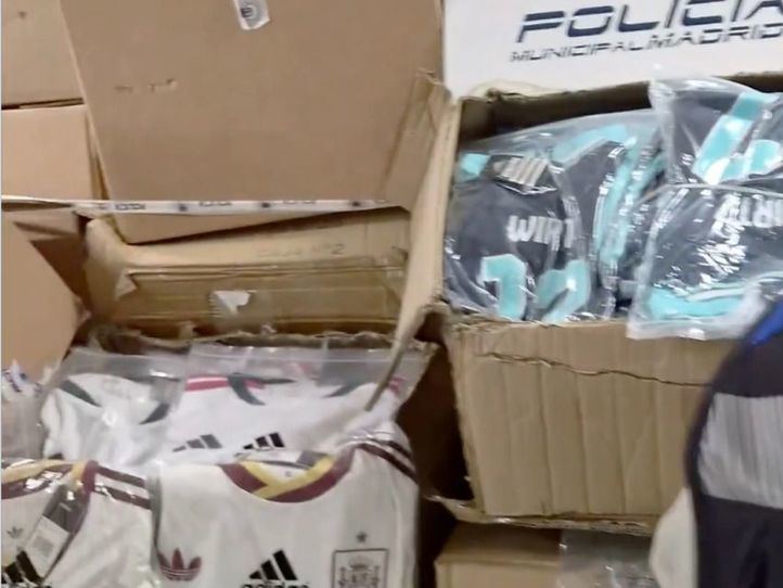 Intervenidas casi 6.700 camisetas falsas del Mundial en trasteros de Arganzuela