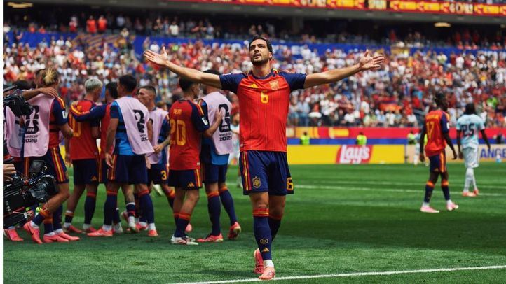 Mikel Merino durante un partido de la Selección Española de Fútbol.