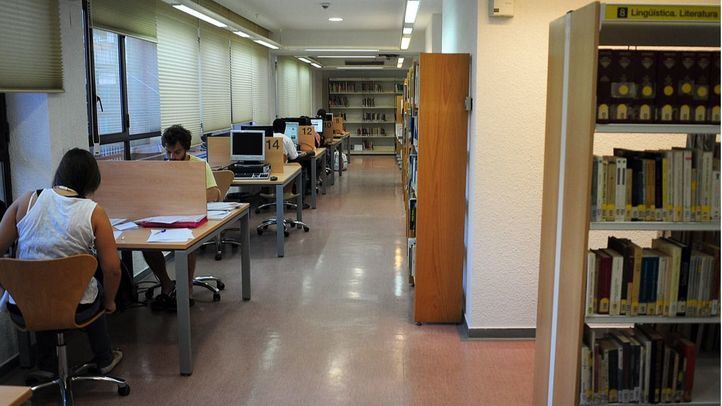Biblioteca publica CAM Central, con estudiantes