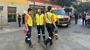 Servicios de emergencias intervienen tras un apuñalamiento en un local de Lavapiés..