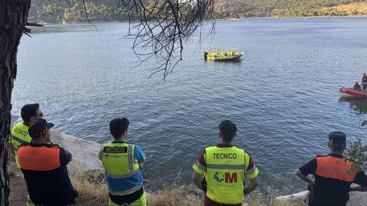 Un dispositivo de Emergencias 112 de la Comunidad de Madrid rastrea el pantano de San Juan en busca de un hombre (2025).