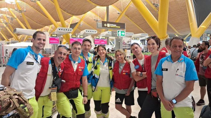 Sanitarios del Summa112 en el aeropuerto Adolfo Suárez Madrid-Barajas antes de partir rumbo a Venezuela..