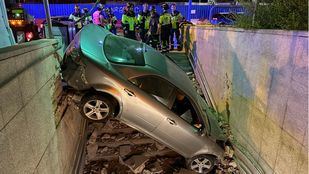 Una colisión en la Castellana acaba con un coche empotrado en la boca de Metro de Begoña
