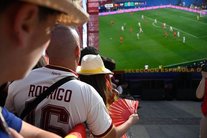 Seguidores de la selección española viendo el primer partido de España en el Mundial en la plaza de Colón