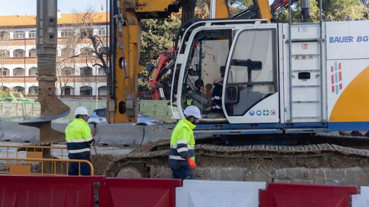 Obreros trabajando en las obras de construcción de Parque Castellana.