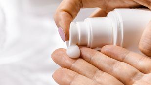 Varios protectores solares de venta en España no cumplen con lo prometido: la lista negra de la AEMPS