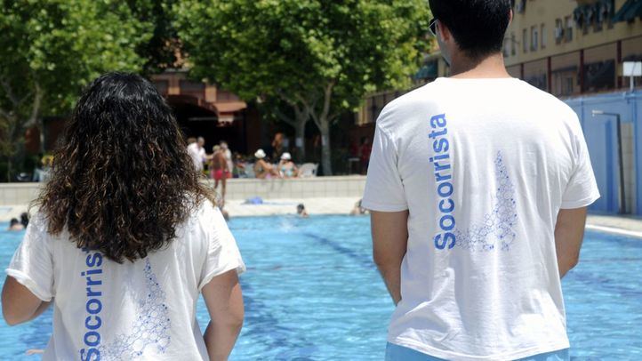 Unos socorristas vigilan el baño en la piscina de San Vicente de Paul