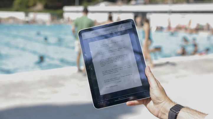 Las piscinas municipales de Madrid ofrecen once libros gratis mediante códigos QR