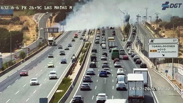Un incendio obliga a cortar temporalmente la A-6 en Torrelodones