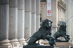Los leones del Congreso están hechos con cañones de guerra
