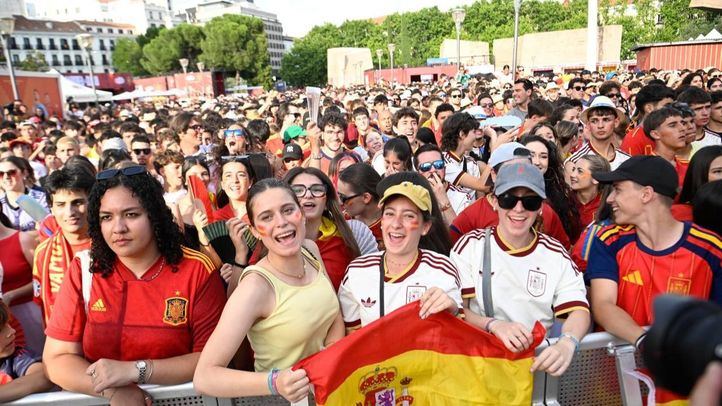 Seguidores de la selección española viendo el primer partido de España en el Mundial en la plaza de Colón