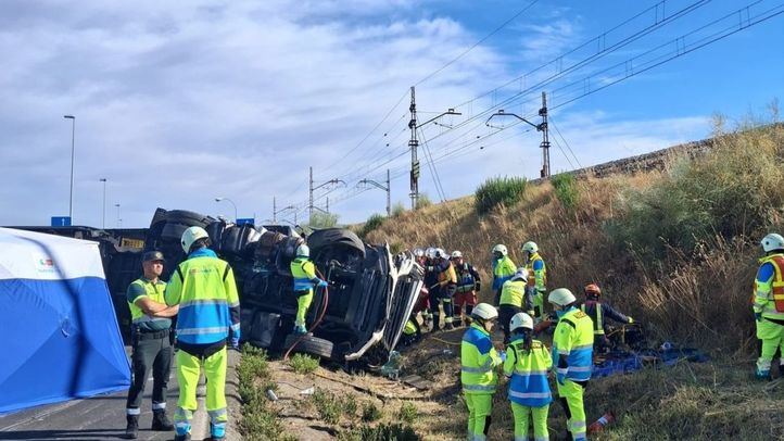Un camionero resulta herido potencialmente grave en el semivuelco de un camión articulado en Las Rozas