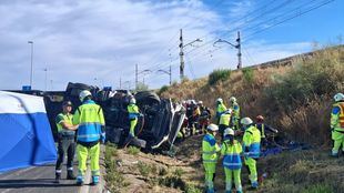 Un camionero resulta herido potencialmente grave en el semivuelco de un camión articulado en Las Rozas