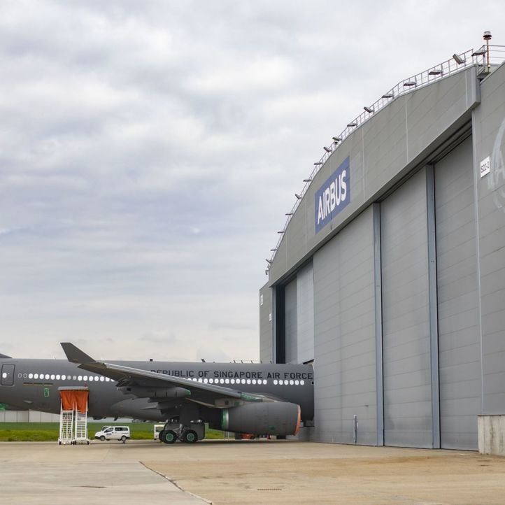 Un avión en la pista del nuevo campus de Airbus, a 15 de abril de 2021, en Getafe, Madrid