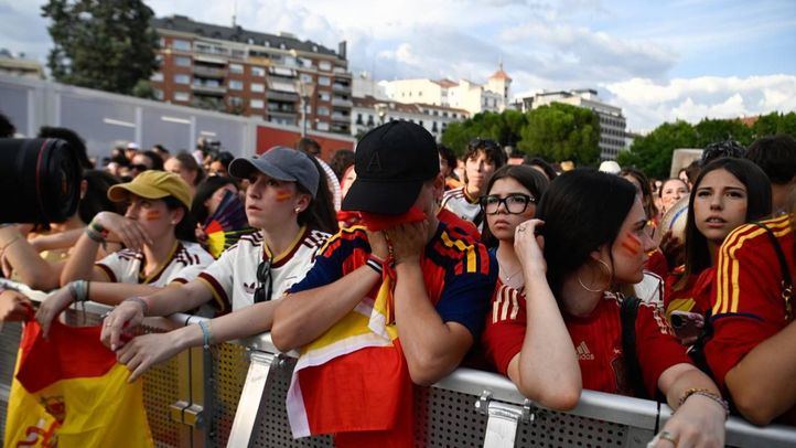 Seguidores del Mundial viendo un partido en la Plaza de Colón